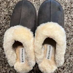 Airwalk size 9 faux fur slippers